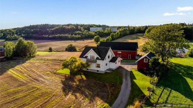 Våningshuset er oppført over tre plan og danner sammen med driftsbygningene et tradisjonelt gårdstun.
