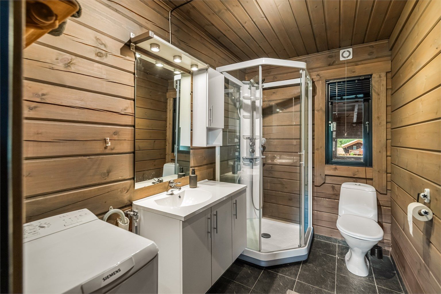 Badet i første etasje har flislagt gulv med gulvvarme