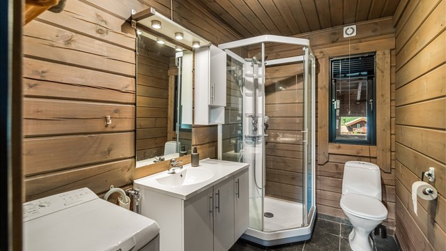 Badet i første etasje har flislagt gulv med gulvvarme
