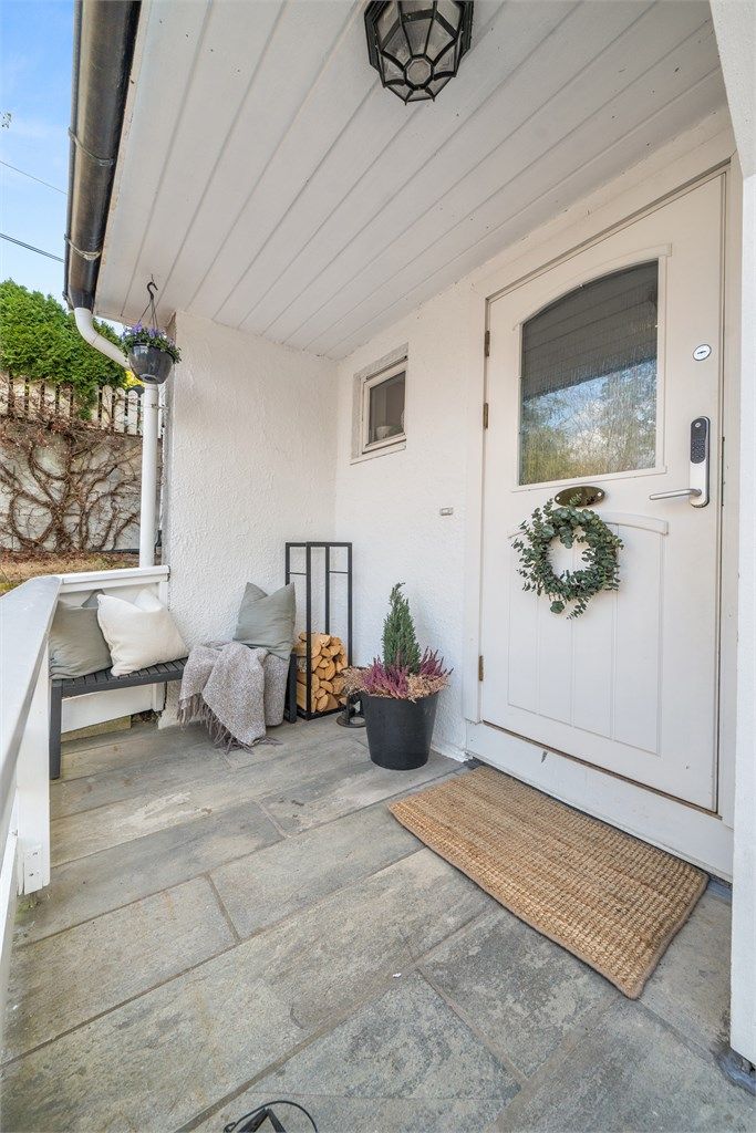 Overbygget inngangsparti med inngang i boligens 2.etg