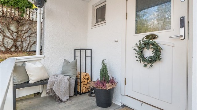 Overbygget inngangsparti med inngang i boligens 2.etg
