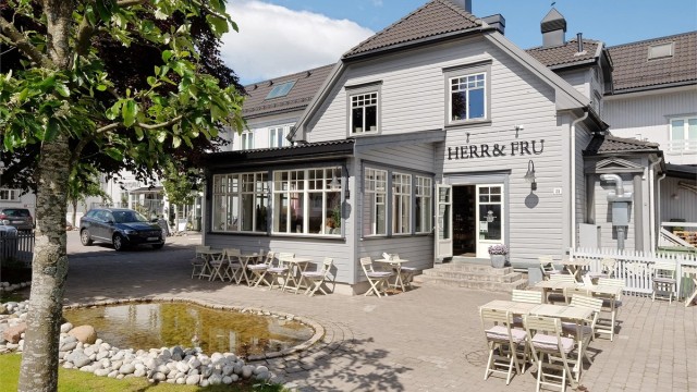 Teie Torg ligger en kort spasertur unna med butikker og servicetilbud.