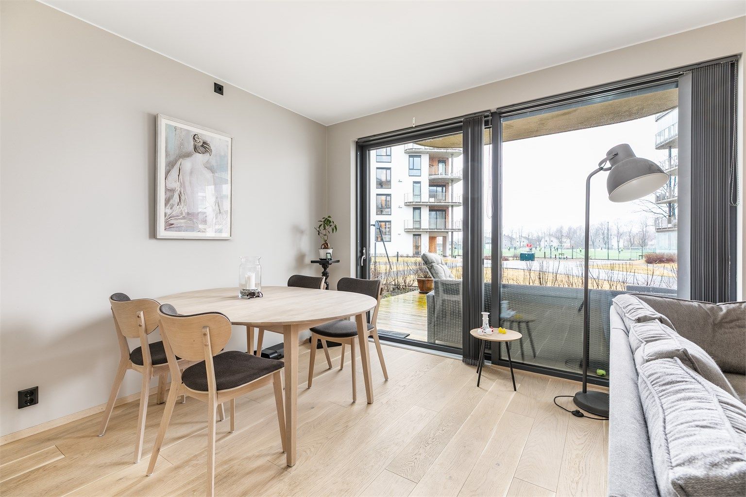 Store vinduer gir både gode lysforhold og et luftig preg på stuen. Skyve-/hevedøren sikrer enkel tilgang til utearealet.