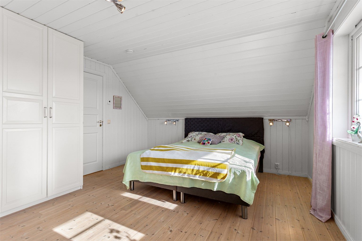 Hovedsoverommet har god plass til dobbeltseng og garderobeløsning.