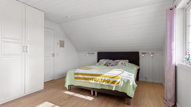 Hovedsoverommet har god plass til dobbeltseng og garderobeløsning.