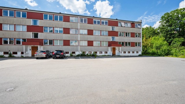 Til leiligheten følger en fast oppstillingsplass for bil (nr. 21) like ved inngangen og har i tillegg egen garasjeplass