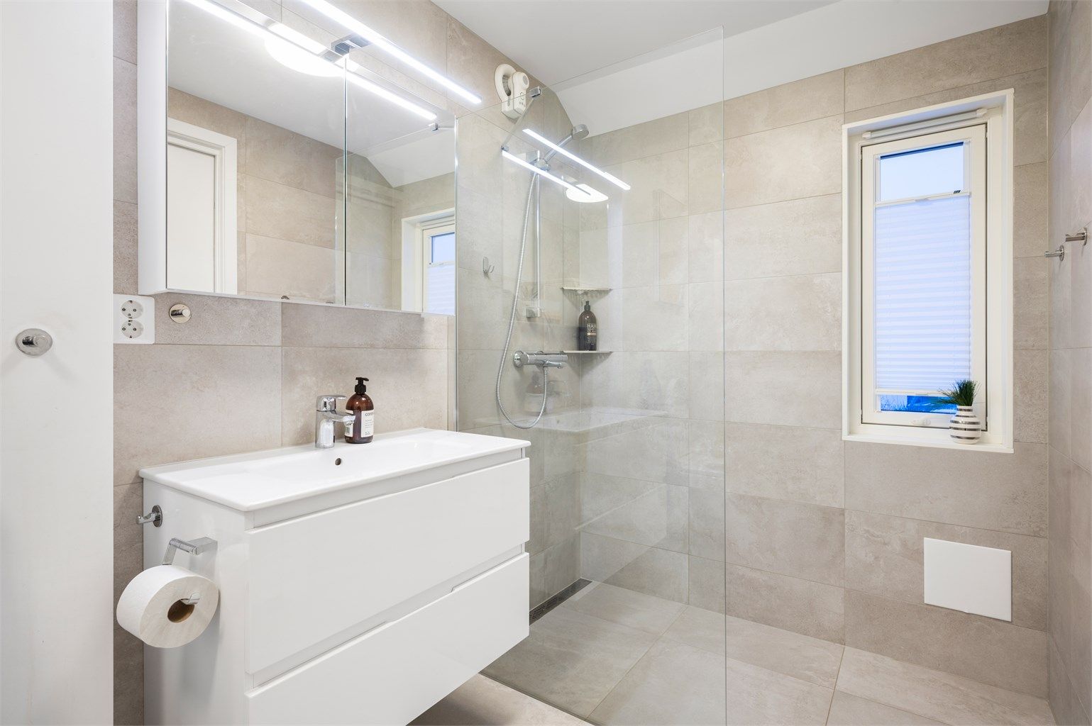 Baderom i hovedetasje ble oppgradert i 2021.