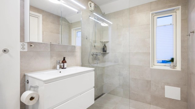 Baderom i hovedetasje ble oppgradert i 2021.