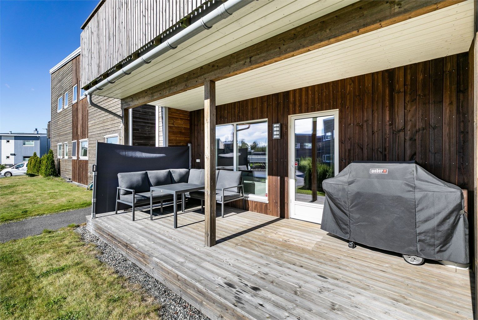 Sommerstid er det sol på terrassen store deler av dagen. Uttrekkbar levegg på enden gir mer privatliv.
