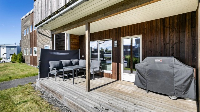 Sommerstid er det sol på terrassen store deler av dagen. Uttrekkbar levegg på enden gir mer privatliv.