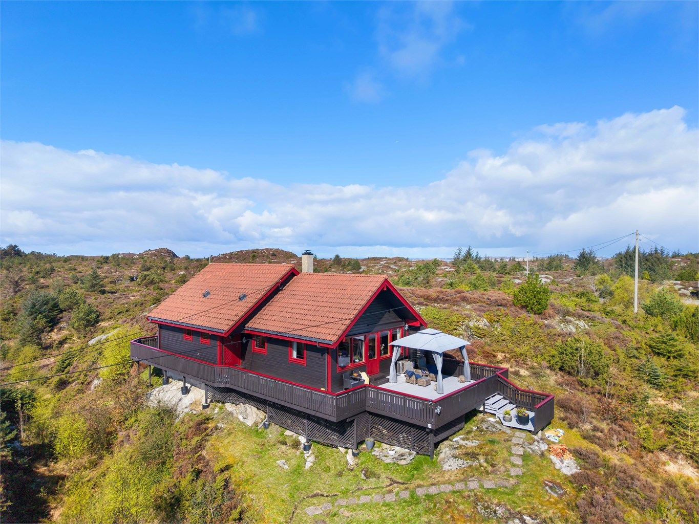 Velkommen til Bakkavegen 84. Her har man skjermede forhold og naturen tett på!