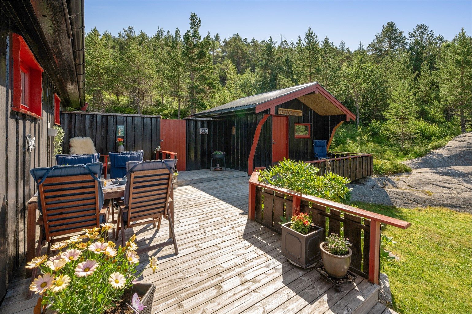 Her har man god plass til ønsket utemøblement og grill. 