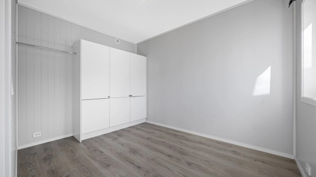 Hovedsoverommet har god plass til garderobeløsning. Garderoben medfølger.