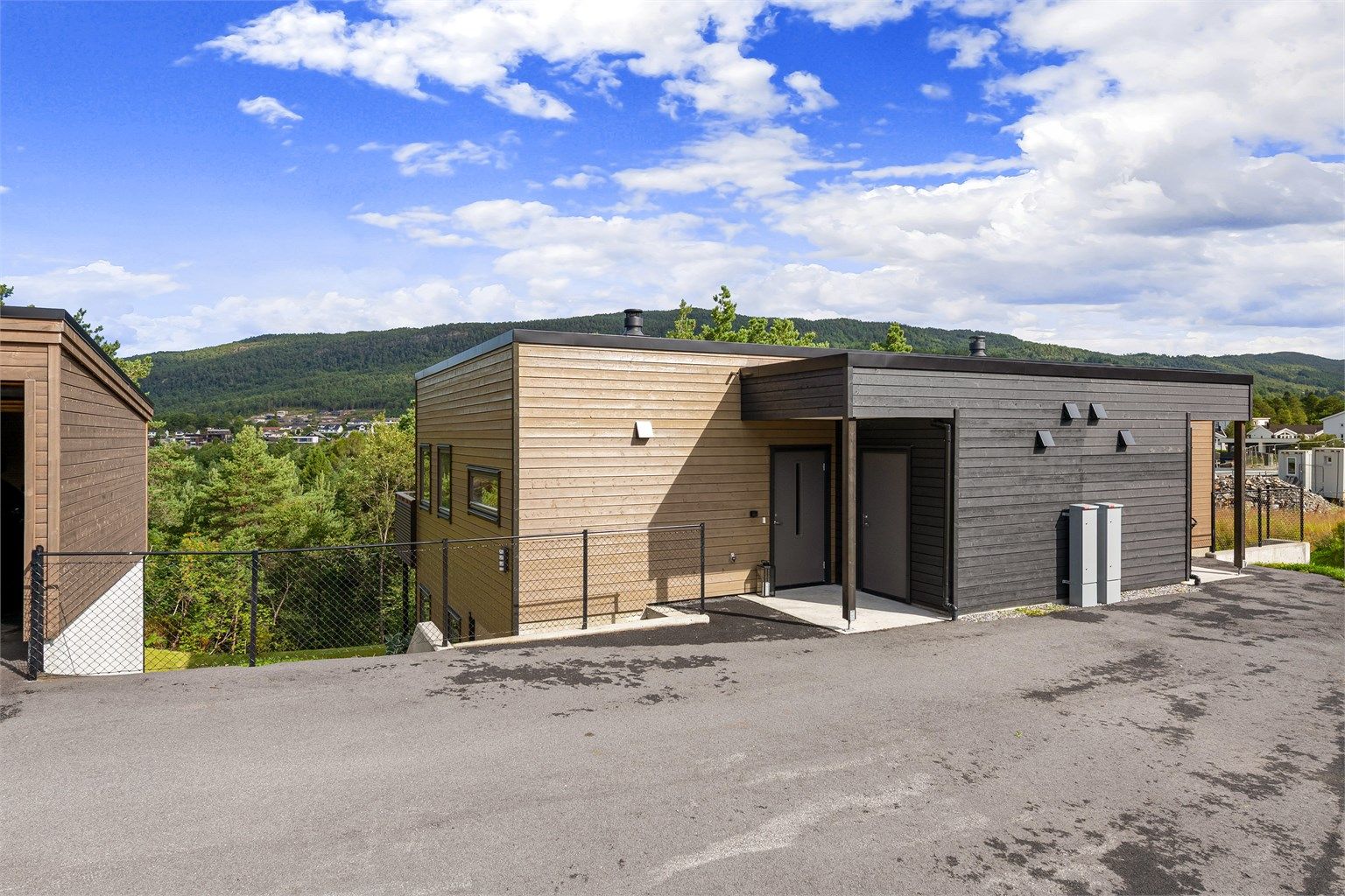 Boligen har en parkeringsplass utenfor inngangen, i tillegg til plass i carport.