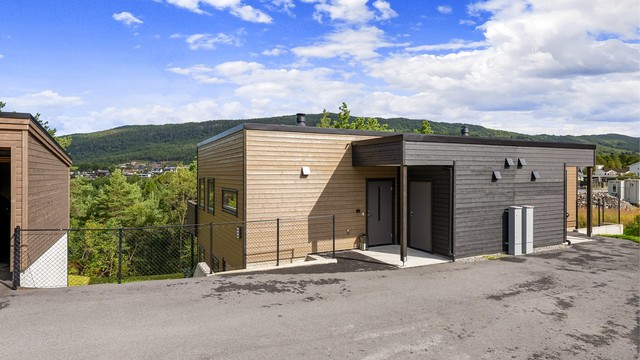 Boligen har en parkeringsplass utenfor inngangen, i tillegg til plass i carport.