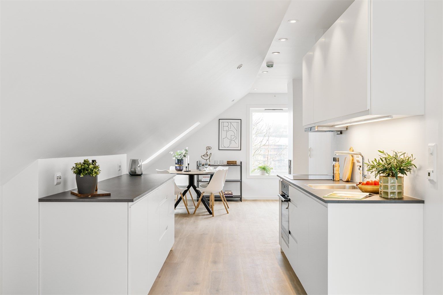 Leiligheten ligger i boligens øverste etasje og har 76 m2 gulvareal 