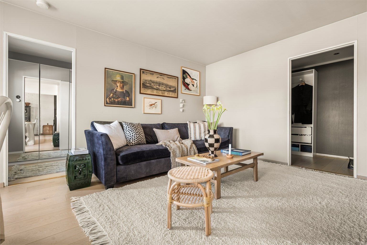 Som hjørneleilighet i toppetasjen får du en bolig med et rikt lysinnslipp og en luftig atmosfære.