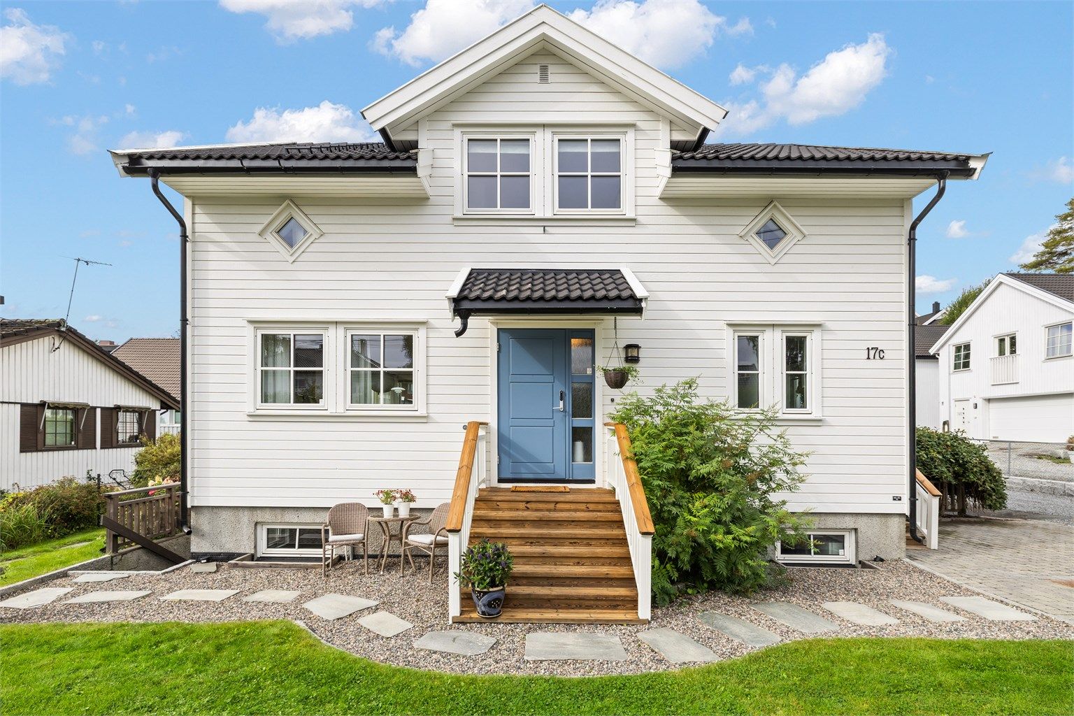 En klassisk og innholdsrik enebolig fra 2008, beliggende i et etablert og barnevennlig villaområde.