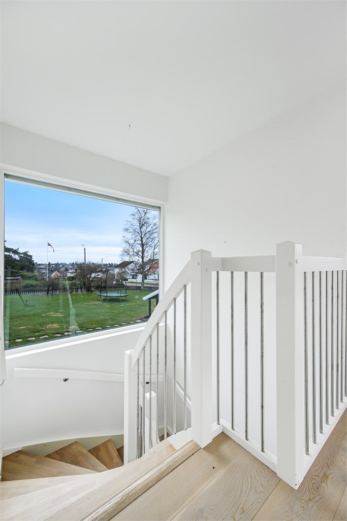 Et stort vindu i trappegangen gir ekstra lys til begge etasjer.