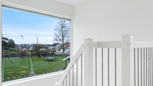 Et stort vindu i trappegangen gir ekstra lys til begge etasjer.