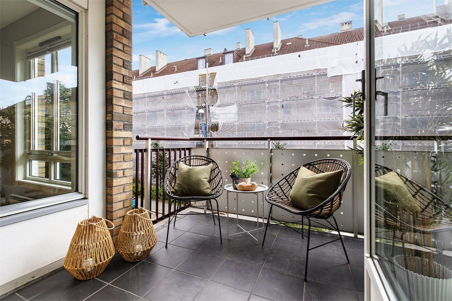 Fra stuen har du tilgang til en romslig og solrik balkong med god plass til møblement. 