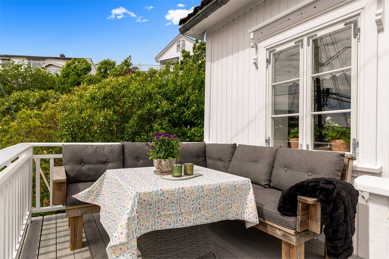 SAMLINGSPUNKT: En plassbygget utesofa er er samlingsseted for alle utemåltidene.