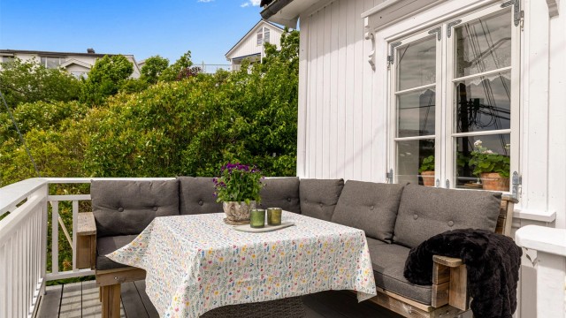 SAMLINGSPUNKT: En plassbygget utesofa er er samlingsseted for alle utemåltidene.