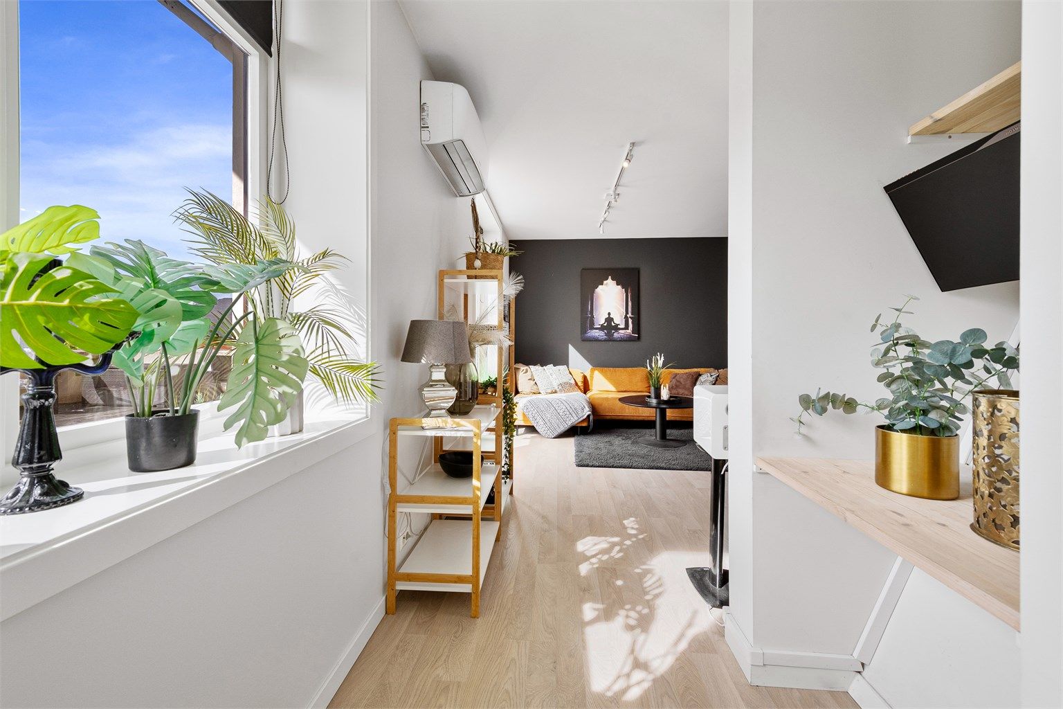 Det er  montert varmepumpe på stuen som sikrer en lun og hyggelig atmosfære