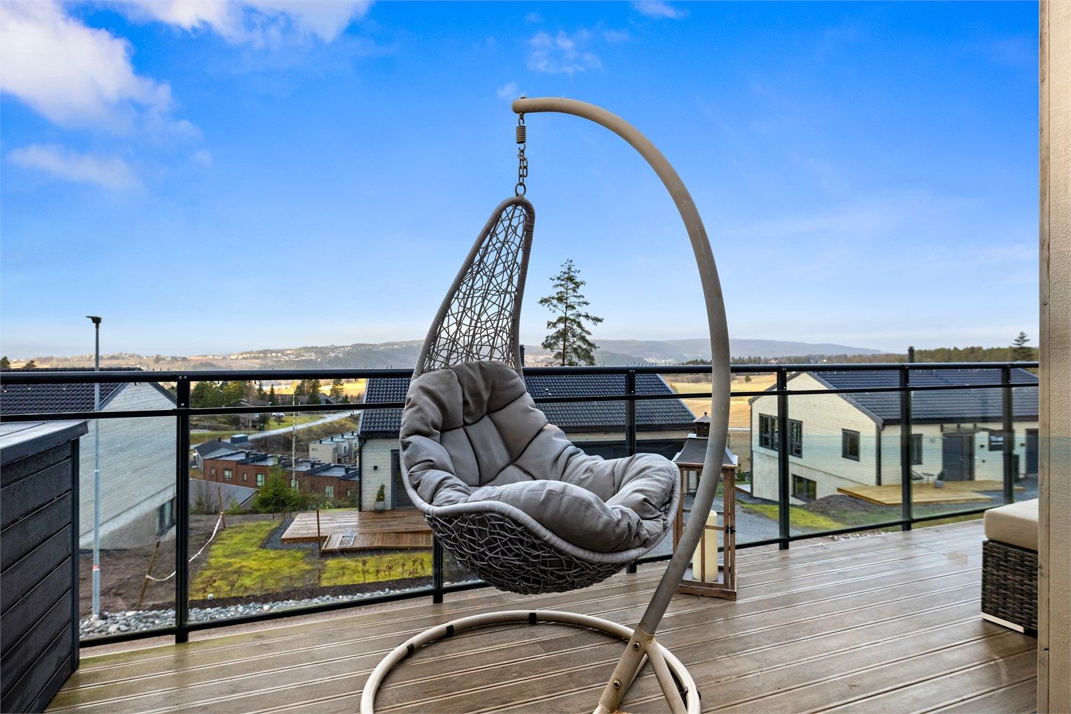 Fra terrassen har man en åpen og vid utsikt over store områder.