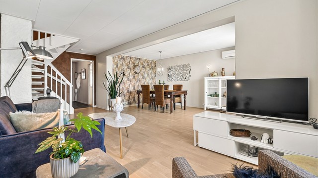 Den åpne trappen i tre forbinder de to etasjene på en elegant måte.
