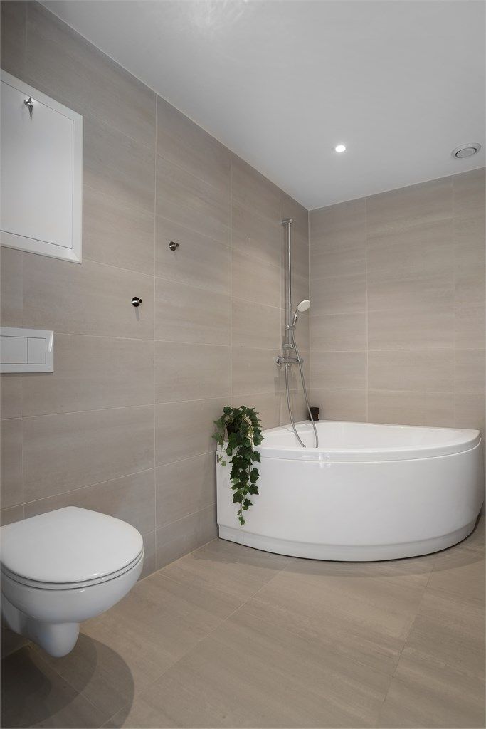 Badet er en prefabrikert kabin med innebygget sisterne og vegghengt toalett.