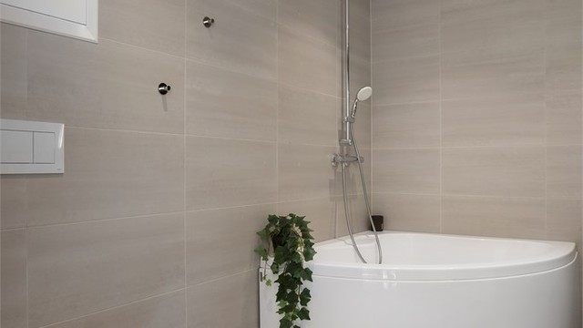 Badet er en prefabrikert kabin med innebygget sisterne og vegghengt toalett.