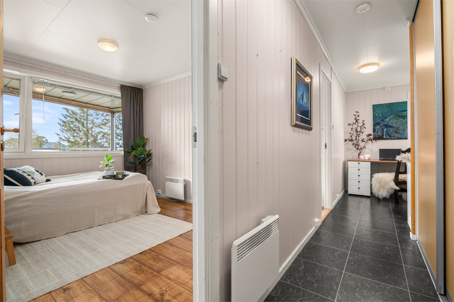 Romslig gangareal med plassbygd garderobeløsning og rikelig med lagringsmuligheter. 