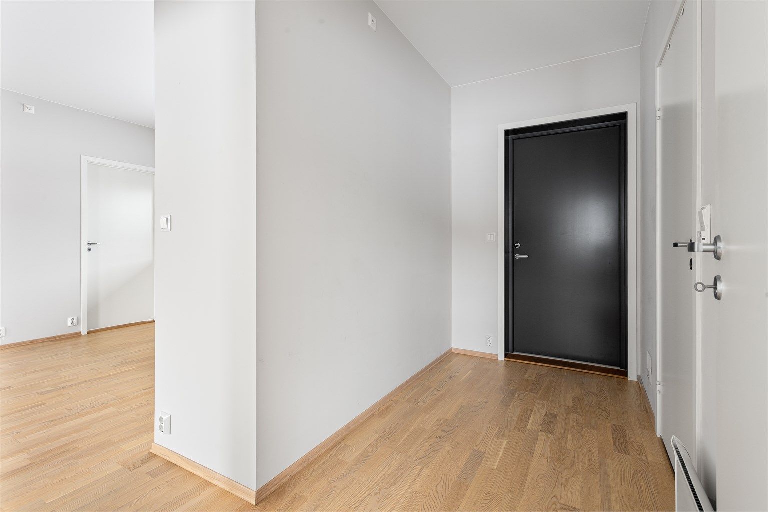 Fra inngangspartiet er det direkte adkomst til en terrasse på 9 m².