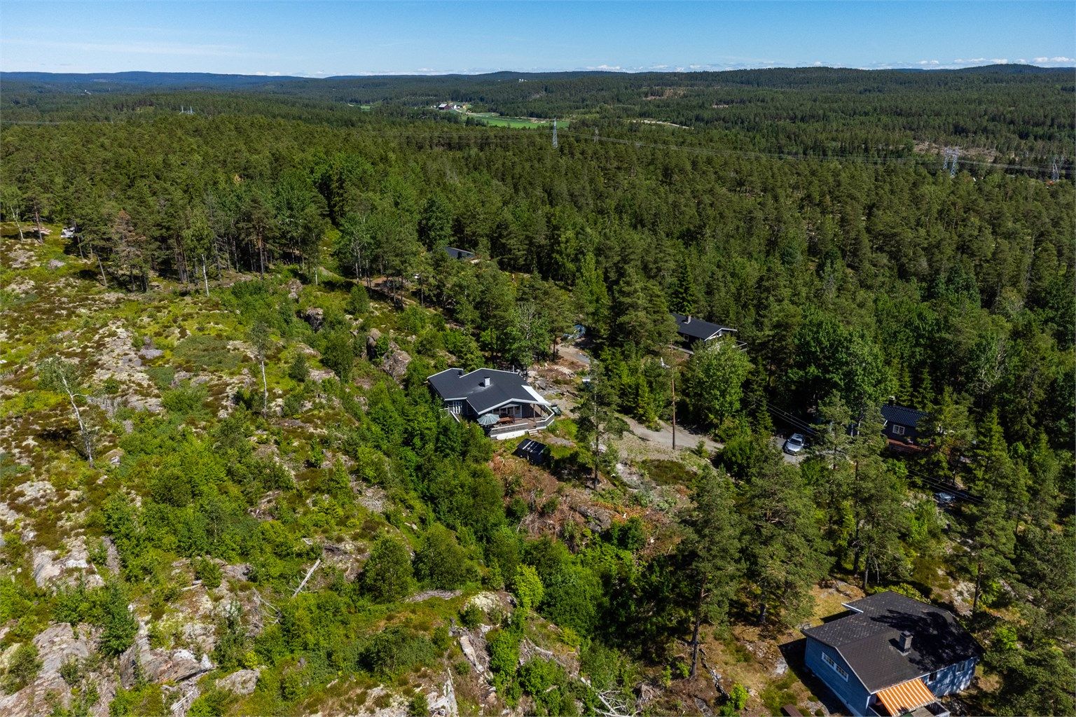 Fra tomten kan du gå direkte ut i skogsområdene hvor det både er mange turmuligheter og stedvis et meget godt sopp- og bærterreng.