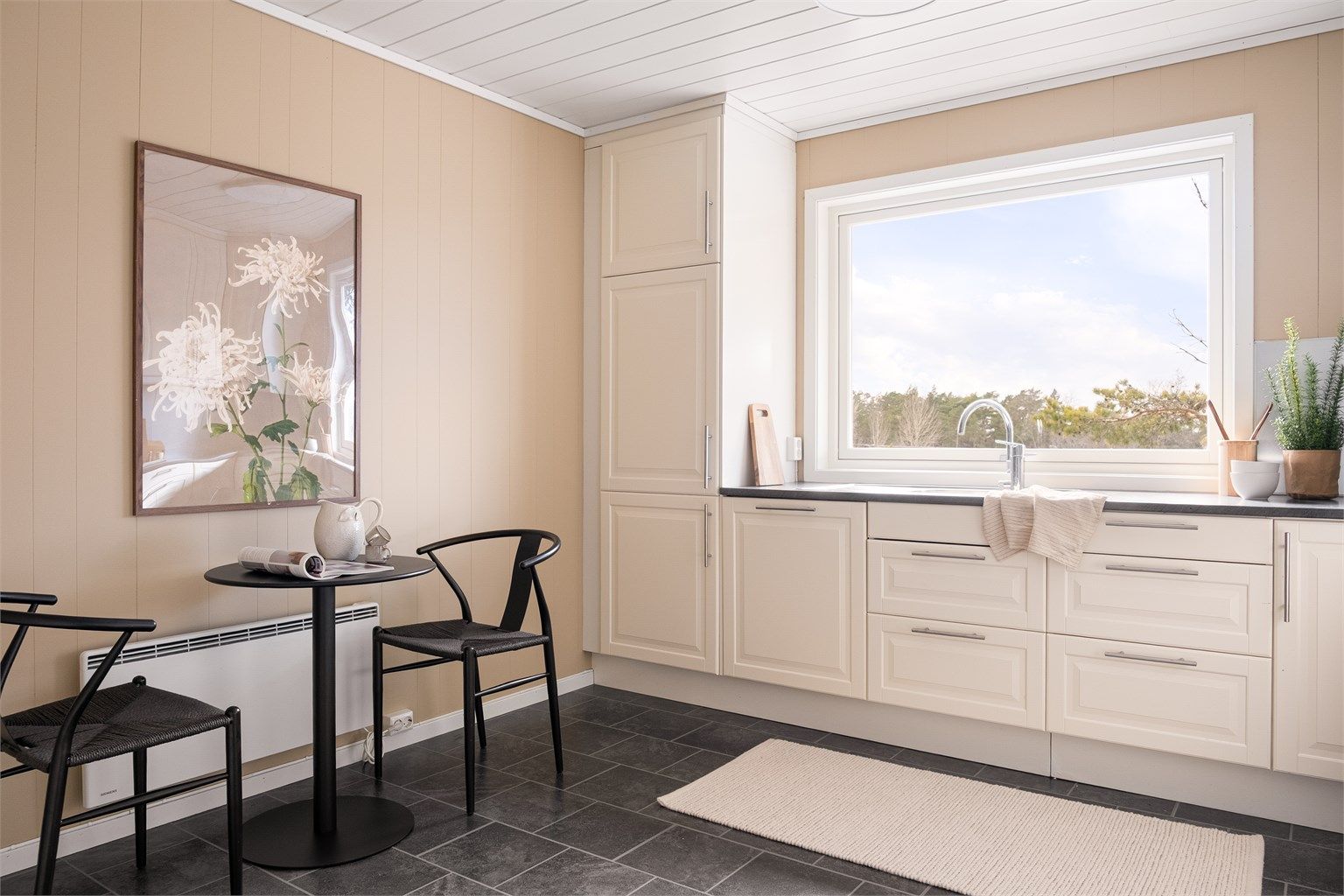 Kjøkkenet er foruten matlaging også tilrettelagt for et mindre spisebord til hverdagens måltider.