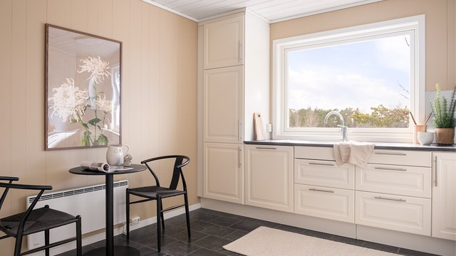 Kjøkkenet er foruten matlaging også tilrettelagt for et mindre spisebord til hverdagens måltider.