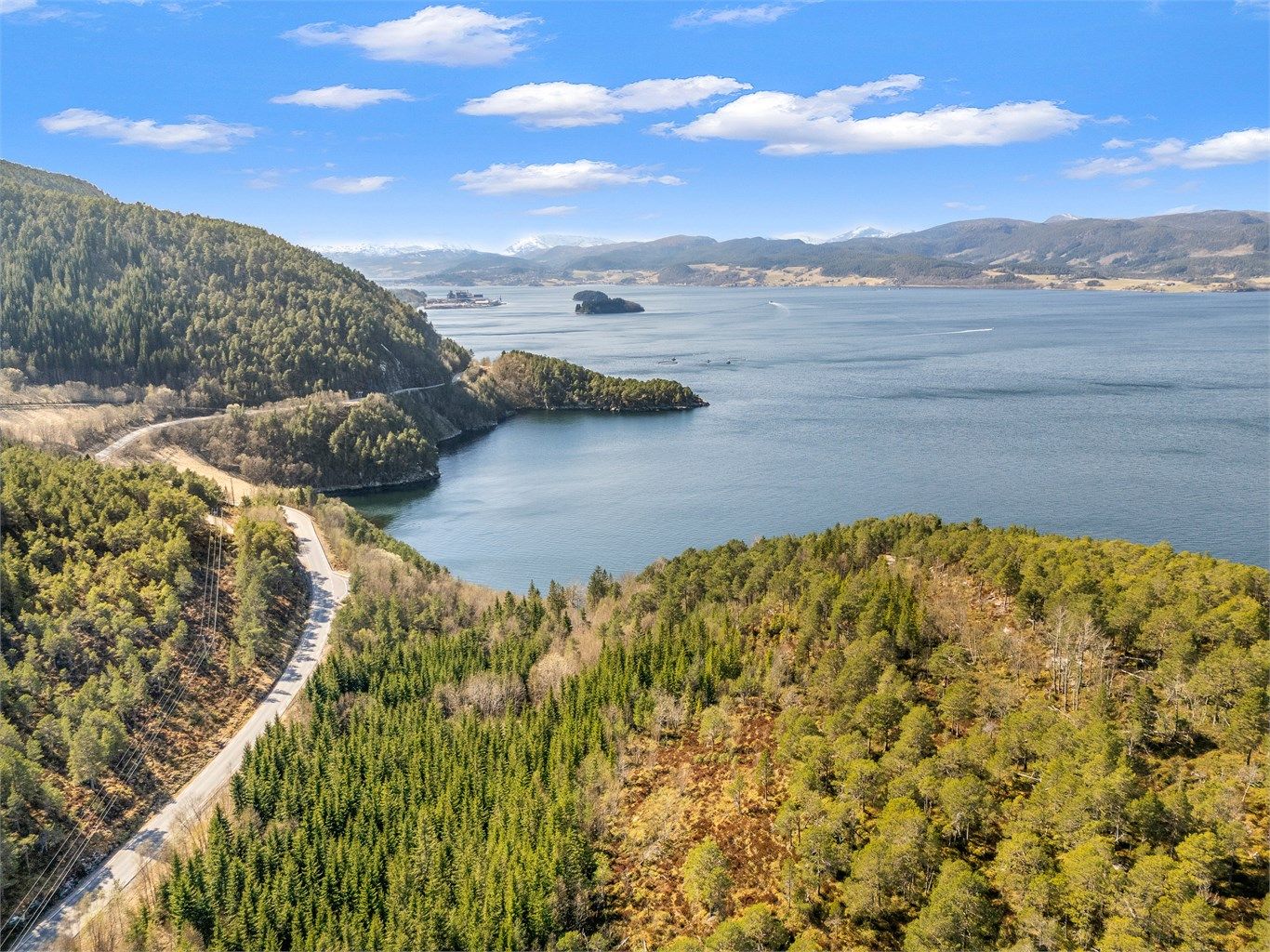 Attraktiv beliggenhet med nærhet til sjøen og kort kjøretur til Kyrksæterøra med butikker og servicetilbud.