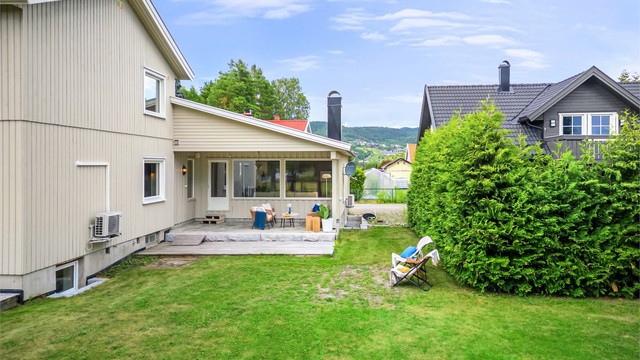 Tomten er inndelt med soner for bruk til den enkelte bolig iht. til kart vedlagt sameiets vedtekter. Hagen er opparbeidet med plenarealer.