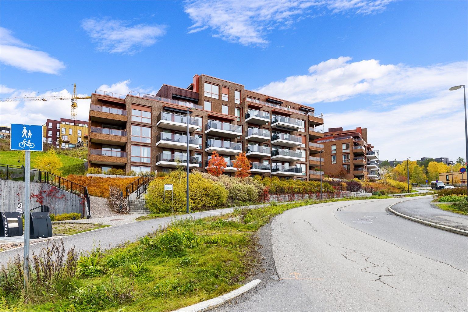 Boligområde har moderne preg og er fylt med grønne omgivelser
