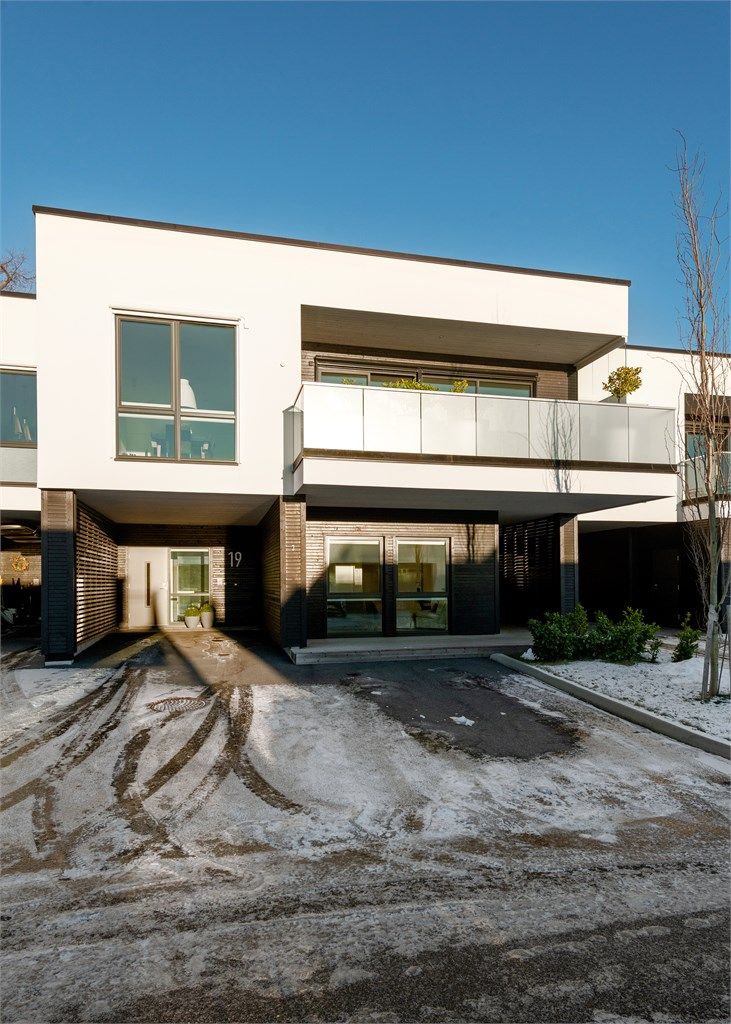 Sydvendt fasade. Gode parkeringsmuligheter i carport og gårdsplass i front av boligen som er asfaltert