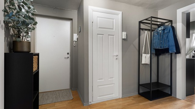 Entré med plass til yttertøy. Leiligheten har dørcallinganlegg med åpnerfunksjon.