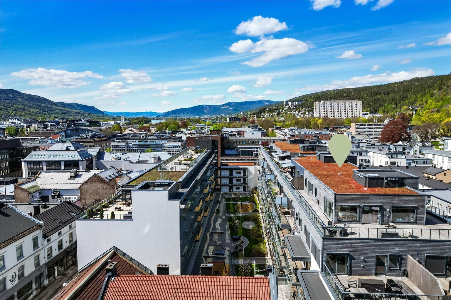 Tilgang til felles takterrasse i nabobygningen med flere felles møbler, takterrassen kan benyttes av beboere i Bragernes Kvartal 1 og 2.