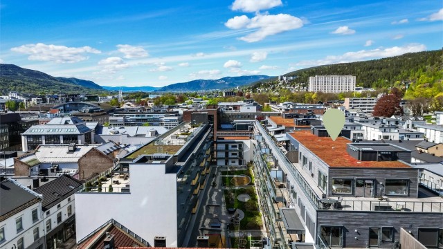 Tilgang til felles takterrasse i nabobygningen med flere felles møbler, takterrassen kan benyttes av beboere i Bragernes Kvartal 1 og 2.