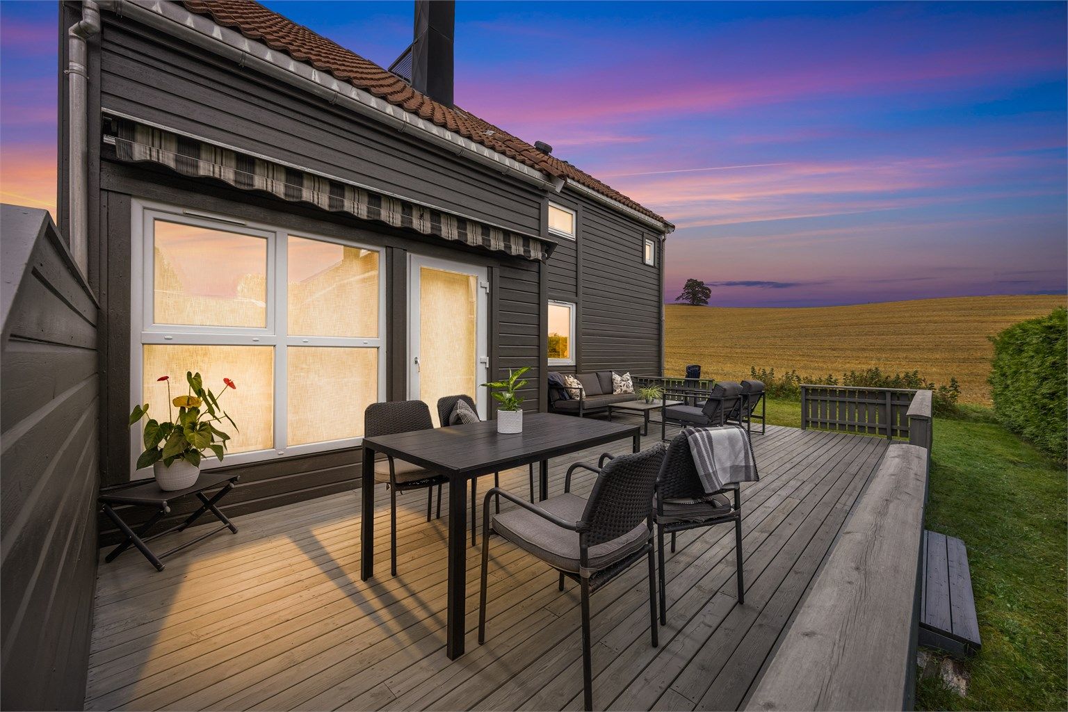 Med en sydvendt terrasse på ca. 31 kvm og hageareal som omkranser boligen har du en solrik tomt og en landlig utsikt mot Ris.