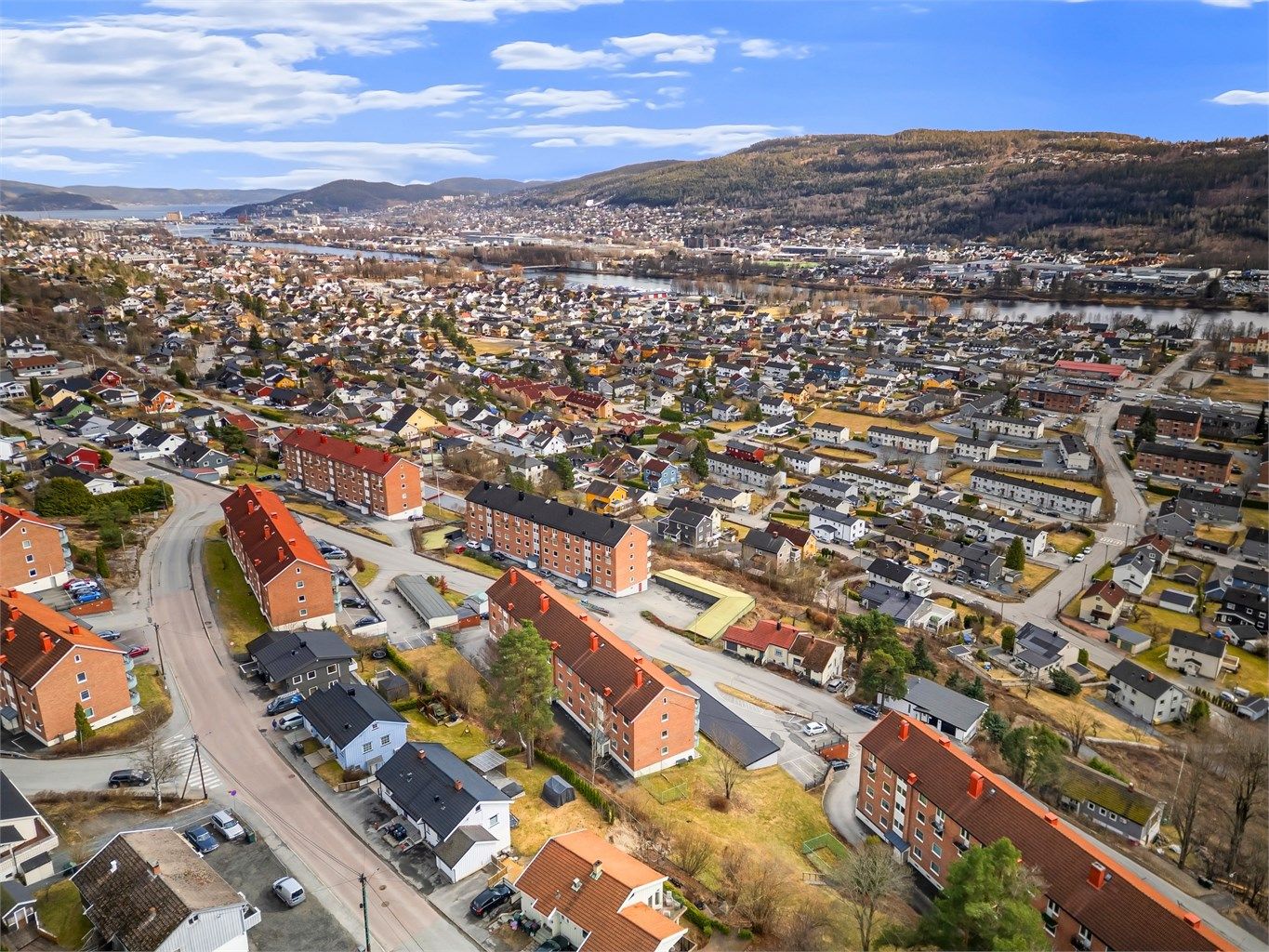 Kort kjøretur til Drammen sentrum med et godt utvalg av sentrumsfasiliteter, servicetilbud og god offentlig kommunikasjon. 