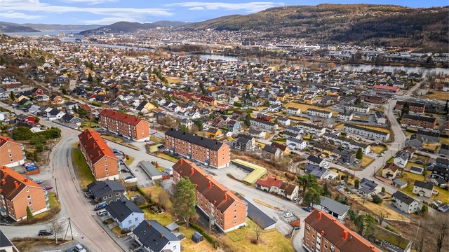 Kort kjøretur til Drammen sentrum med et godt utvalg av sentrumsfasiliteter, servicetilbud og god offentlig kommunikasjon.