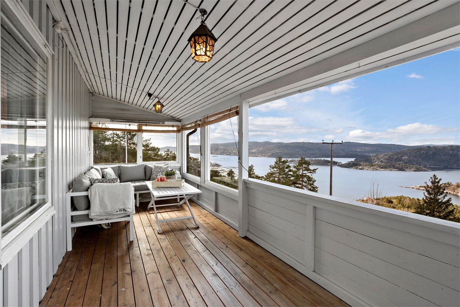 Terrassen har god plass til en romslig sittegruppe.