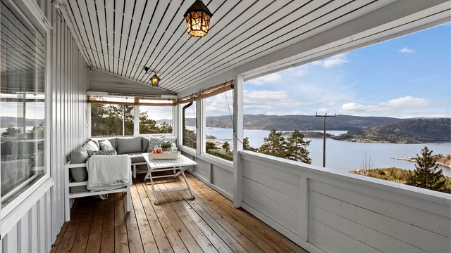 Terrassen har god plass til en romslig sittegruppe.