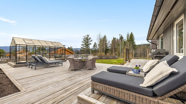 Den romslige treterrassen strekker seg langs store deler av husets sørside